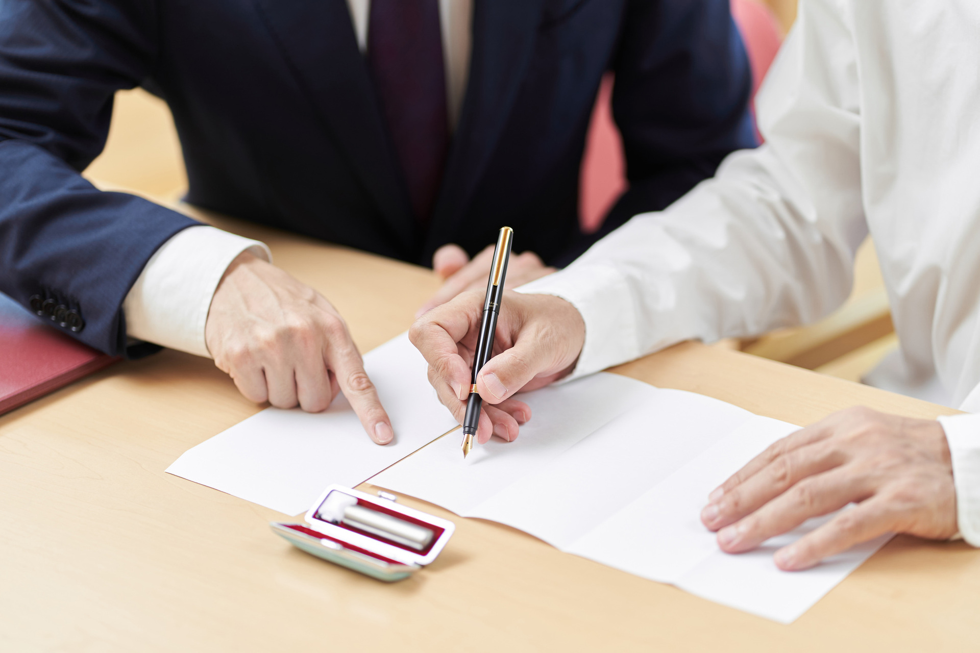 将来のリスクまで見据えた予防法務と取得後も続く許認可のフォロー